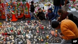 Para siswa menyalakan lilin saat menggelar doa bersama untuk para korban penembakan hari Jumat (15/3), di luar masjid Al Noor di Christchurch, Selandia Baru, 18 Maret 2019. 