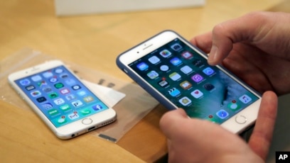 Apple nói họ làm cho các mẫu điện thoại iPhone 6 và iPhone 7 chạy chậm hơn để giảm bớt các vấn đề với pin lithium-ion đang lão hóa, đôi khi có thể gây ra các vấn đề về hoạt động hoặc đột ngột tắt nguồn.