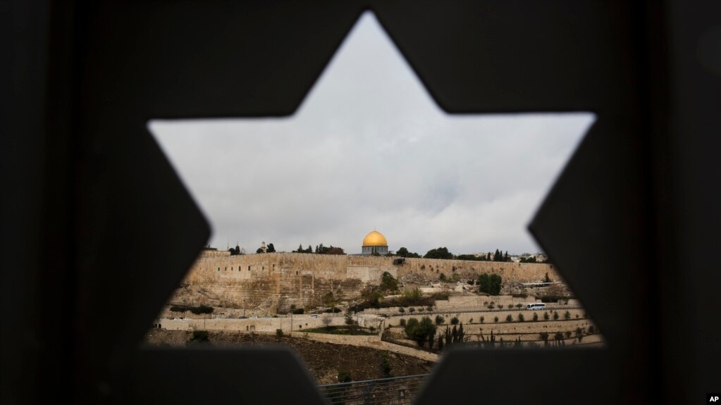 Khu phố cố Jerusalem qua khung cửa hình ngôi sao David, hôm thứ Tư 6/12/2017. Các giới chức Mỹ nói TT Trump sẽ công nhận Jerusalem là thủ đô của Israel và ra lệnh cho Bộ Ngoại giao khởi sự tiến trình dời đại sứ quán Mỹ từ Tel Aviv tới thánh địa Jerusalem. Quyết định này sẽ có hệ quả trên khắp khu vực. (AP Photo/Oded Balilty)