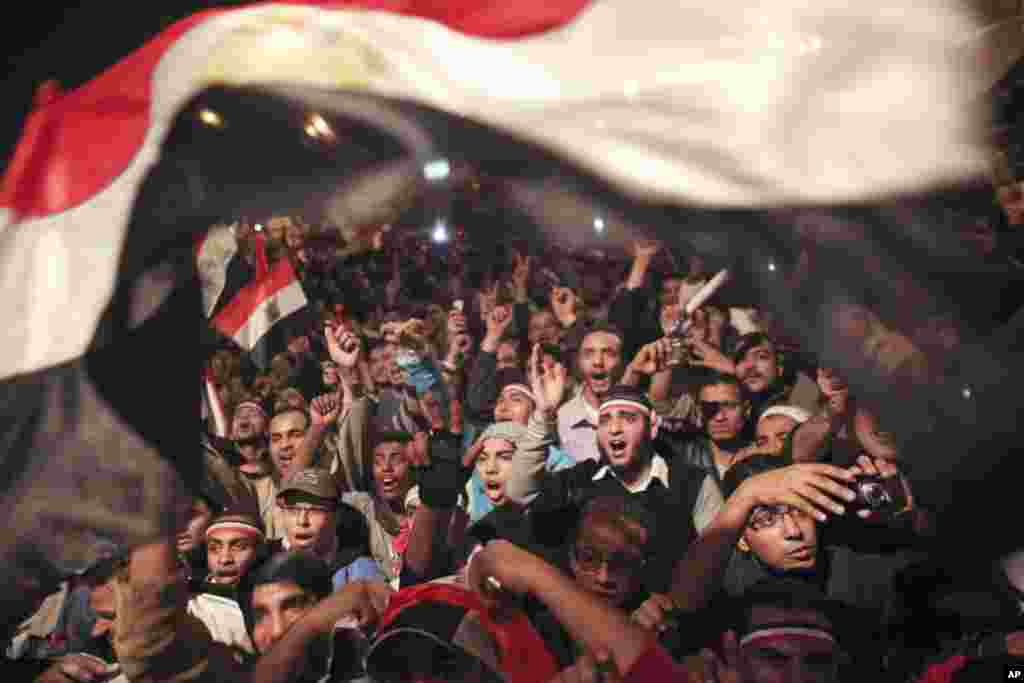 مصریان در حال خوشی و استقبال از خبر استعفای رئیس جمهور سابق مصر، حسن مبارک، در میدان تحریر شهر قاهره