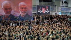 Los iraníes asistentes al discurso de Alí Jamenei entonaron consignas frente a fotos del general Qassem Soulemani y el comandante de milicias Abu Mahdi al-Muhandis, eliminados en un ataque de Estados Unidos a principios de año.