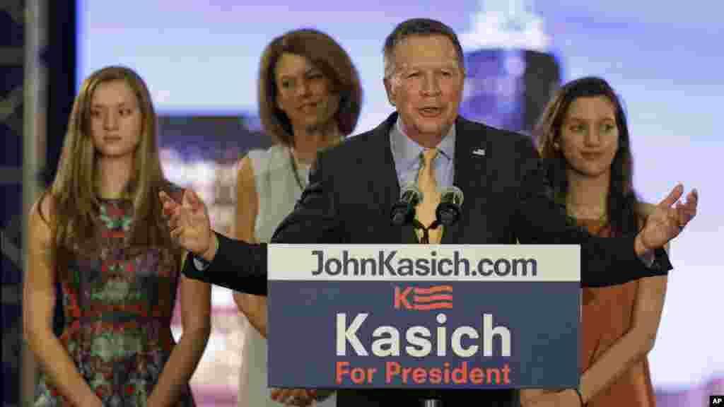 Republican presidential candidate Ohio Gov. John Kasich speaks at his presidential primary election rally in Berea, Ohio, March 15, 2016. His wife, Karen, and twin daughters, Emma, left, and Reese listen. Candidat républicain pour la présidentielle, le Gouverneur John Kasich, prend la parole à Essex Junction, où se tient sa soirée électorale du &quot;Super mardi&quot;, 1er mars 2016.&nbsp; arrive pour un rassemblement de nuit pour les Caucus, à Des Moines, Iowa, 1er fevrier.