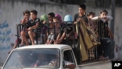 Palestinos regresn a sus casas en el barrio de Shijaiyah, en la ciudad de Gaza.