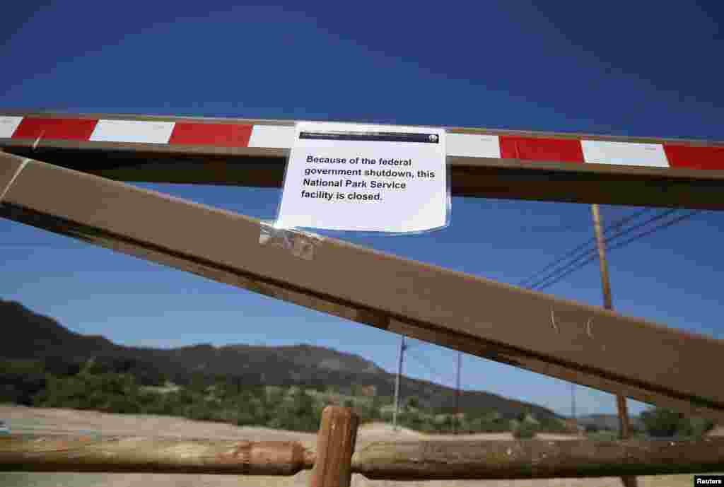 Biển đóng cửa tại cổng vào Công viên quốc gia ở núi Santa Monica, Agoura Hills, California, ngày 1/10/2013.