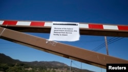 2013年10月1日美国加利福尼亚州一个国家公园的进口大门张贴关闭的通告。