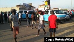 Taxistas em protesto em Luanda por pagamentos que dizem que o MPLA lhes deve