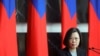 Presiden Taiwan Tsai Ing-wen berbicara pada upacara penyerahan pangkat pejabat militer dari Angkatan Darat, Angkatan Laut dan Angkatan Udara, di Kementerian Pertahanan di Taipei, Taiwan, 28 Desember 2021. (Foto: REUTERS/Annabelle Chih)