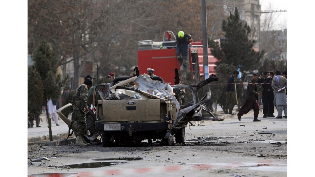 Petugas keamanan Afghanistan memeriksa lokasi serangan bom maut di Kabul, Afghanistan, Senin, 1 Februari 2021.
