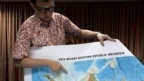 Thứ trưởng đặc trách Hàng hải Indonesia Arif Havas Oegroseno giới thiệu với truyền thông bản đồ mới của Indonesia có Biển Bắc Natuna. Ảnh chụp ở Jakarta ngày 14/7/2017. REUTERS/Beawiharta - 