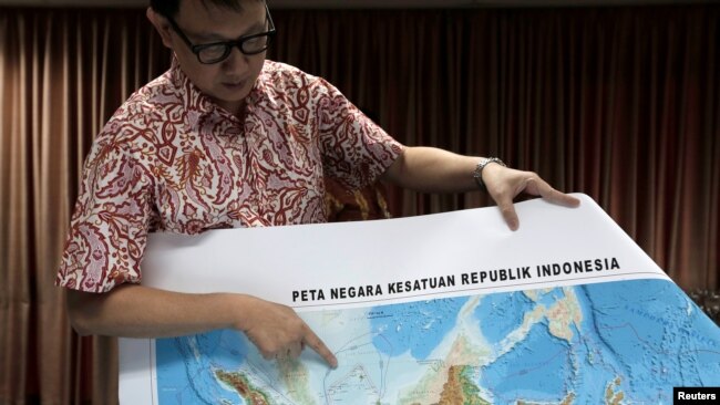 Thứ trưởng đặc trách Hàng hải Indonesia Arif Havas Oegroseno giới thiệu với truyền thông bản đồ mới của Indonesia có Biển Bắc Natuna. Ảnh chụp ở Jakarta ngày 14/7/2017. REUTERS/Beawiharta - 