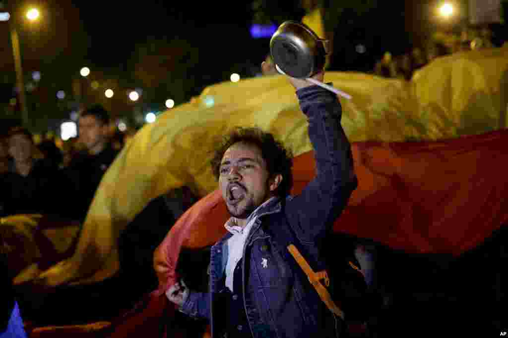 Un manifestante antigubernamental agita una olla en Bogotá, Colombia, el sábado 23 de noviembre de 2019. Las autoridades en Colombia mantienen una mayor presencia policial y militar en la capital del país después de dos días de disturbios. (Foto AP / Iván Valencia).