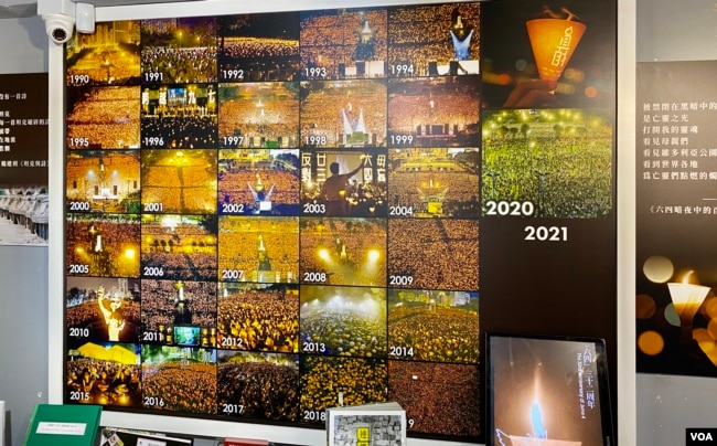 香港支联会六四纪念馆展出1990年至2020年，31年来六四晚会烛光如海的画面，今年2021年警方再次以疫情禁止六四晚会，可能是首次维园烛海不再。 (美国之音 汤惠芸拍摄)