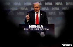 Donald Trump phát biểu tại một hội nghị của Hiệp hội Súng Quốc gia (NRA) ở thành phố Louisville, bang Kentucky, ngày 20 tháng 5, 2016