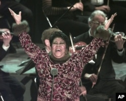 지난 1998년 어리사 프랭클린이 제40회 그래미상 시상식에서 세계적인 테너 루치아노 파바로티를 대신해 노래를 부르고 있다.