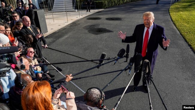 美国总统特朗普在离开白宫前往戴维营前对记者讲话。（2019年1月6日）