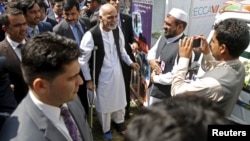 Afg'oniston Prezidenti Ashraf G'ani (markazda) Mintaqaviy iqtisodiy hamkorlik konferensiyasi qoshida tashkil etilgan ko'rgazmada, Kobul, 4-sentabr, 2015-yil. 