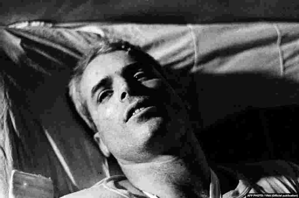 Bức hình chụp năm 1967 cho thấy ông McCain nằm trên giường trong một bệnh viện ở Hà Nội trong khi được chữa trị thương tích. 