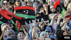 Warga Libya di Benghazi melambai-lambaikan bendera baru saat merayakan deklarasi bebasnya Libya (23/12).