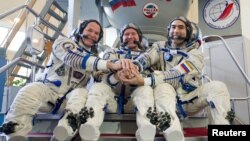 El astronauta de la NASA, Kevin Ford (izquierda), junto a su compañeros rusos Oleg Novitskiy (centro) y Evgeny Tarelkin, quienes llegarán el 25 de octubre a la EEI para unirse a la actual tripulación.