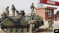 터키 내 시리아 접경 지역인 알카칼레에 배치된 터키군 장갑차.