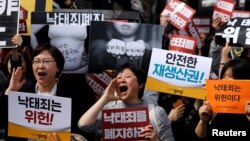 11일 한국 서울의 헌법재판소 앞에서 시위대들이 낙태죄 폐지를 요구하고 있다. 