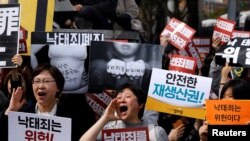 Para pengunjuk rasa hukum anti-aborsi menuntut penghapusan undang-undang aborsi di depan pengadilan konstitusi di Seoul, Korea Selatan, 11 April 2019. 