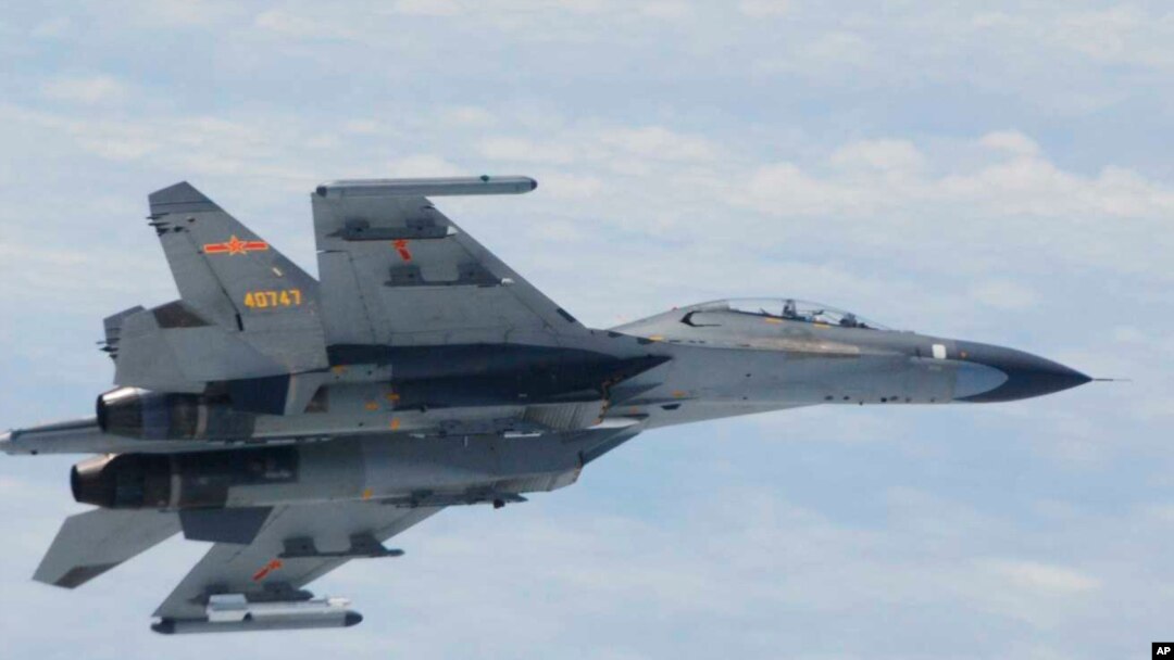 Pesawat jet Sukhoi Su-27 (Flanker) yang mencegat pesawat pengintai AS di utara Polandia (foto: dok).