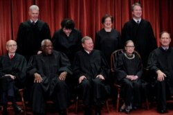 Hakim Agung AS Ruth Bader Ginsburg berpose untuk foto resmi dengan para Hakim lainnya di Mahkamah Agung di Washington, 29 September 2009. (Foto: REUTERS/Jim Young)