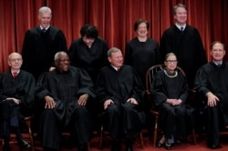 Hakim Agung AS Ruth Bader Ginsburg berpose untuk foto resmi dengan para Hakim lainnya di Mahkamah Agung di Washington, 29 September 2009. (Foto: REUTERS/Jim Young)