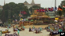 Cambodian racers row their wooden boats past hundreds of spectators at the Tonle Sap River in front of the Royal Palace. (File photo)