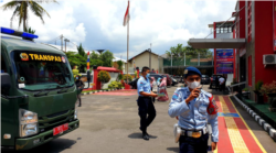 Petugas Lapas Narkotika Kelas II A Yogyakarta bertugas mengatur masuknya warga binaan. (Foto: VOA/Nurhadi)