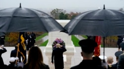 صدر ٹرمپ ویٹرنز ڈے پر واشنگٹن ڈی سی کے قریبی قبرستان میں منعقدہ تقریب میں شریک ہیں۔