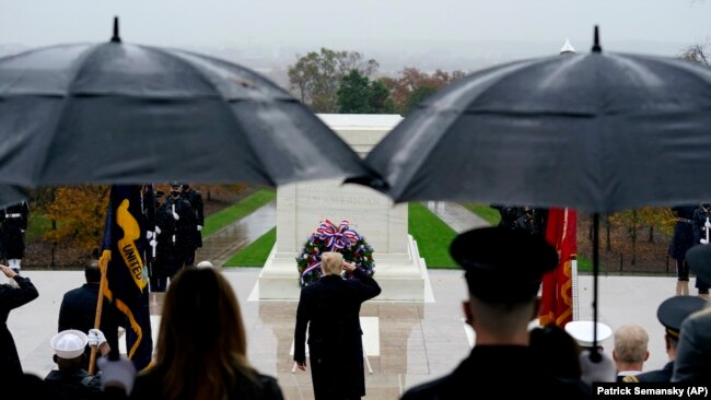 صدر ٹرمپ ویٹرنز ڈے پر واشنگٹن ڈی سی کے قریبی قبرستان میں منعقدہ تقریب میں شریک ہیں۔