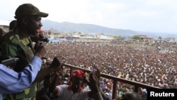 Jurubicara pemberontak M23, Vianney Kazarama berbicara kepada massa di sebuah stadion di kota Goma setelah pemberontak berhasil menguasai sebagian besar kota ini, Rabu (21/11).