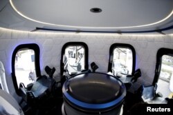 Contoh interior roket Blue Origin yang dipamerkan dalam Simposium Antariksa ke-33rd di Colorado Springs, Colorado, Amerika Serikat, 5 April 2017.