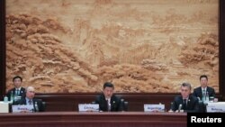中国主席习近平,俄罗斯总统普京和阿根廷总统马克里在北京雁栖湖国际会议中心举行的“一带一路”国际合作高峰论坛的圆桌峰会上(2017年5月15日)