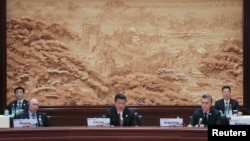 中国主席习近平，俄罗斯总统普京和阿根廷总统马克里在北京雁栖湖国际会议中心举行的“一带一路”国际合作高峰论坛的圆桌峰会上(2017年5月15日）