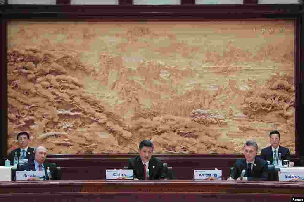 中国主席习近平，俄罗斯总统普京和阿根廷总统马克里在北京雁栖湖国际会议中心举行的“一带一路”国际合作高峰论坛的圆桌峰会上(2017年5月15日）