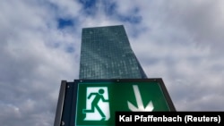 Avrupa Merkez Bankası'nın Frankfurt'taki yeni binasının yakınında bulunan bir restorandaki acil çıkış tabelası