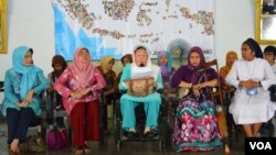 Shinta Nuriyah Wahid (di kursi roda) memberikan pidato pada aksi 'Cuci Bersih Korupsi' di Yogyakarta, Minggu 8/3 (VOA/Munarsih).