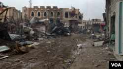 De nombreux quartiers à Mosoul ont été détruit par la guerre, en Irak, le 29 mars 2017. (H. Murdock/VOA)