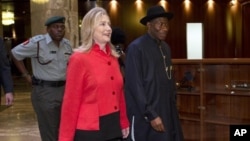 US Secretary of State Clinton meets with Nigeria's President Goodluck Jonathan Aug. 9, 2012