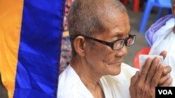 An elderly woman joins the celebration of Visak Bochea Day at Oudong Mountain in Kandal province, Cambodia, Wednesday May 10, 2017. (Hean Socheata/VOA Khmer)