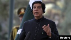 Thủ tướng Pakistan Raja Pervez Ashraf nói chính phủ ông sẽ tuân thủ đòi hỏi lâu nay của Tối cao Pháp viện, yêu cầu nhà cầm quyền Thụy Sĩ mở lại vụ án hối lộ chống Tổng thống Asif Ali Zardari