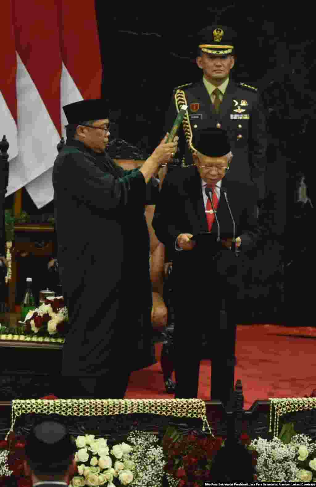 Wakil Presiden RI terpilih periode 2019-2014, Ma&#39;ruf Amin, ketika diambil sumpahnya di Gedung DPR