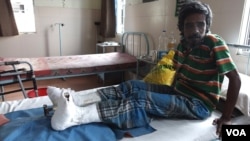 آرشیو - یک بیمار جذامی پس از جراحی روی انگشتان پایش در بیمارستانی در کلکته، ۲۰ سپتامبر ۲۰۱۶