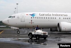 Mobil teknisi dan pesawat Boeing 737 Max 8 milik maskapai penerbangan Garuda Indonesia di Fasilitas Maintenance Garuda AeroAsia, bandara Internasional Soekarno-Hatta, Jakarta, 13 Maret 2019. (Foto: dok).