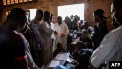 Des électeurs font la queue dans un bureau de vote à l'école Koudoukou au PK5 à Bangui, lors du referendum constitutionnel, 14 décembre 2015