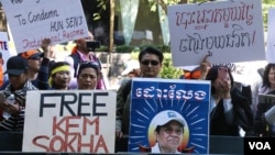 FILE: Hundreds of Cambodian-Americans gather near the United Nations headquarters in New York city on Saturday, September 29, 2018, to protest against the visit of Cambodian Prime Minister Hun Sen after a much criticized national election in July. (Sun Narin/VOA Khmer)