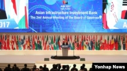 문재인 한국 대통령이 16일 서귀포 제주국제컨벤션센터에서 열린 제2회 아시아인프라투자은행(AIIB) 연차총회 개회식에서 축사하고 있다.